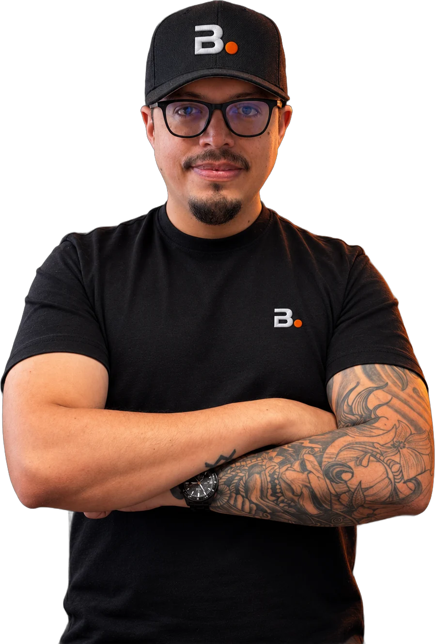 Mijail Peducassé con gorra y polera negras de BrandLab