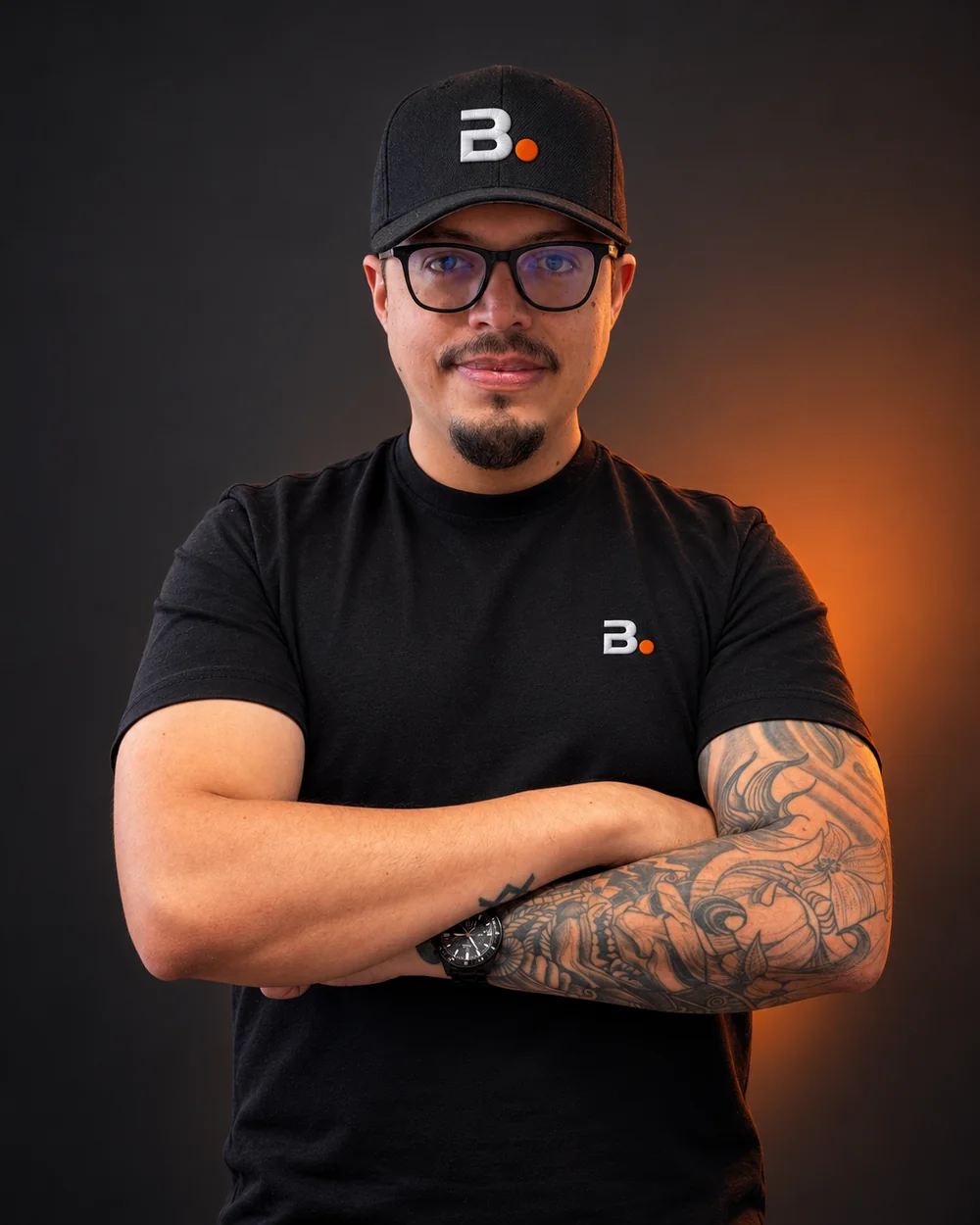 Mijail Peducassé con gorra y polera de BrandLab